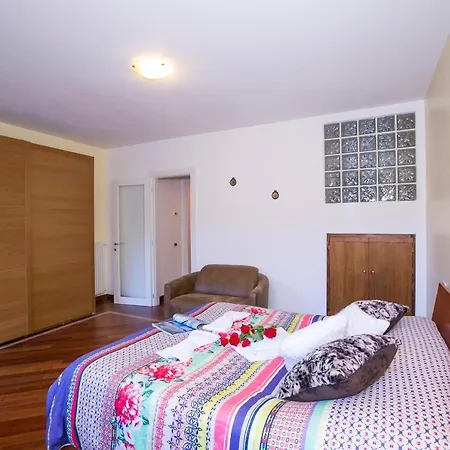 Apartment Sleeps 8 *