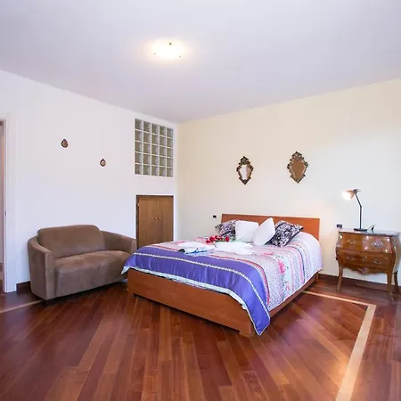 Sleeps 8 *